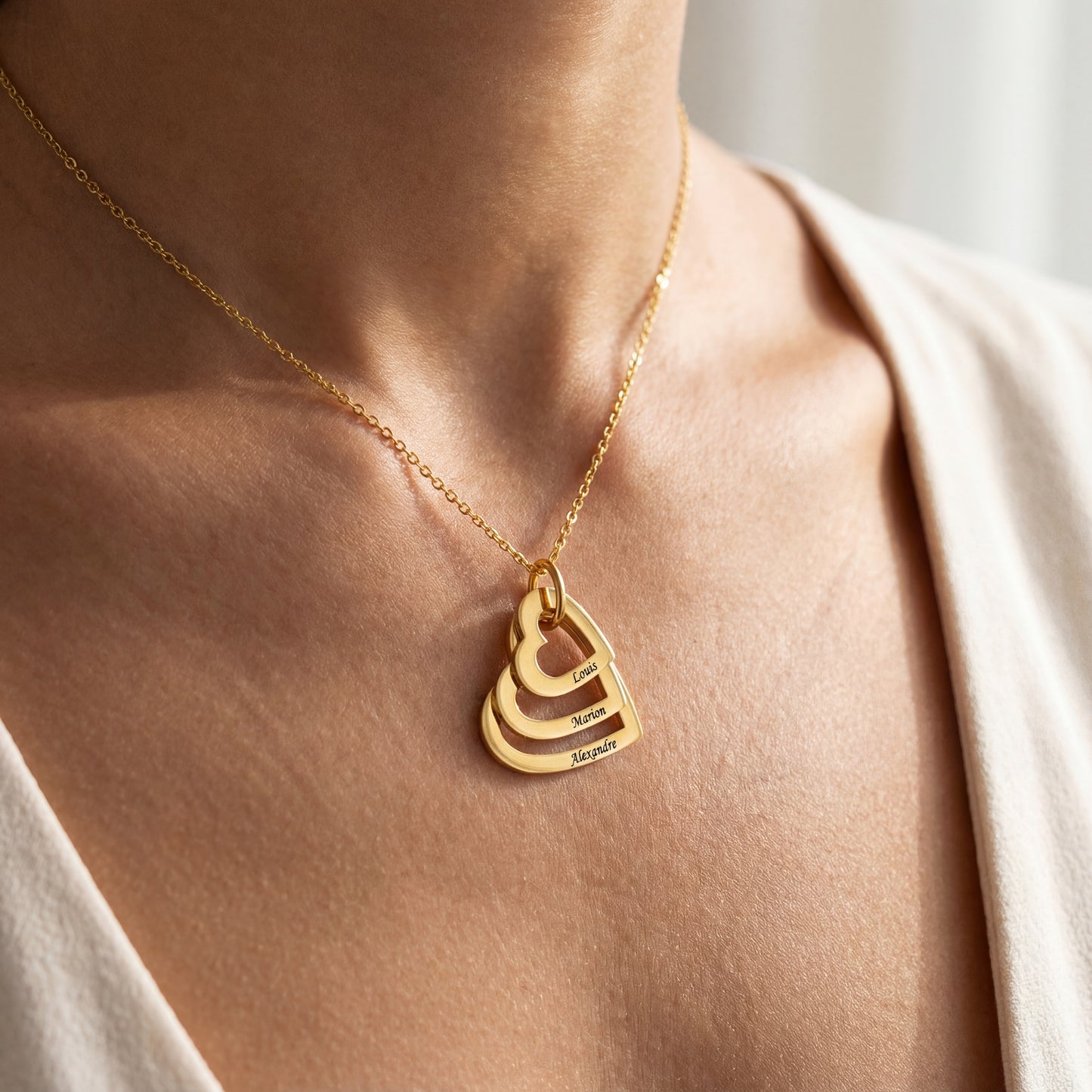 Colar com Nome "Nested Hearts"