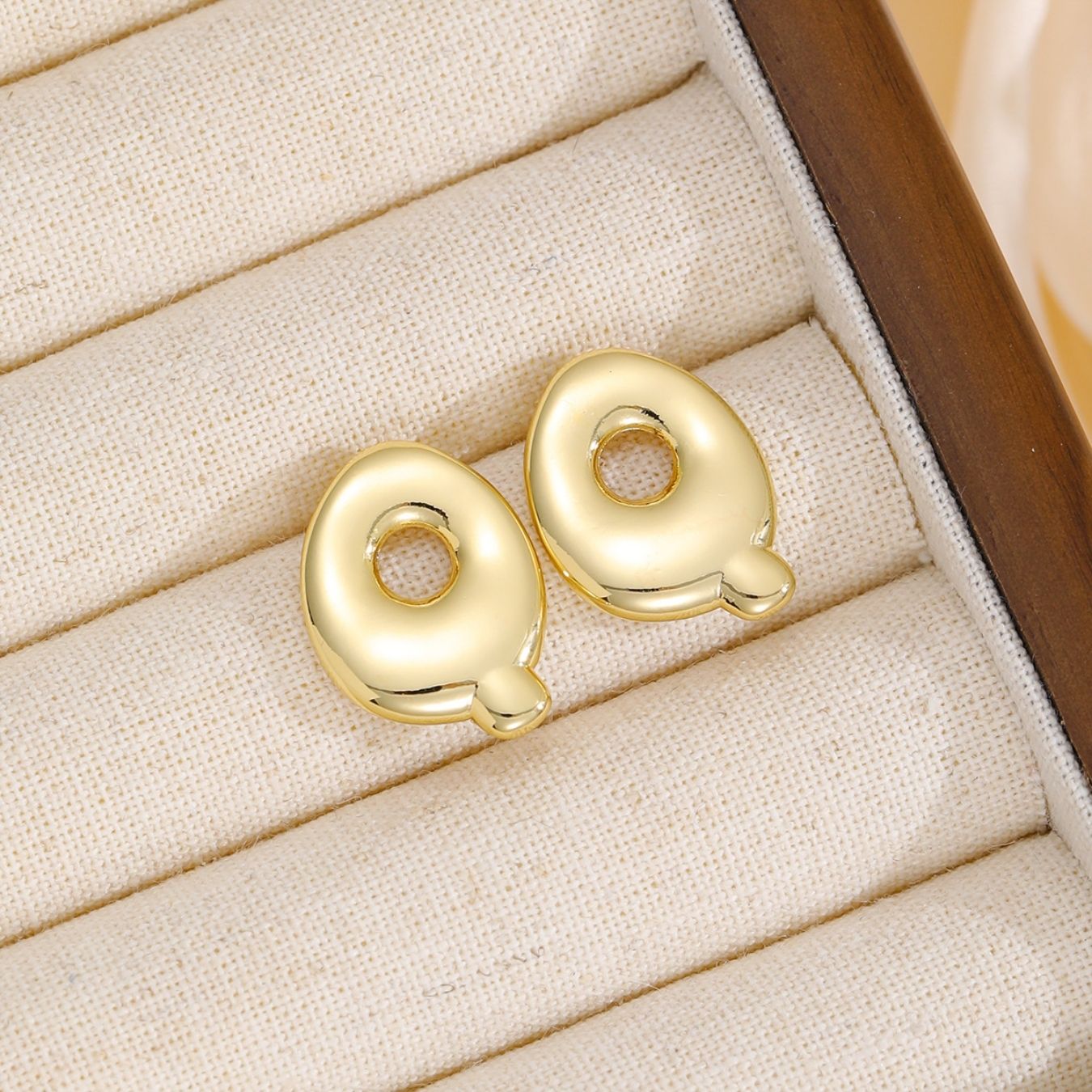 Brincos com Inicial "Luxe Bubble"