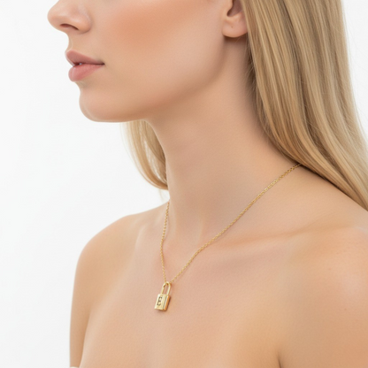 Colar Inicial "Fechadura Dourada"