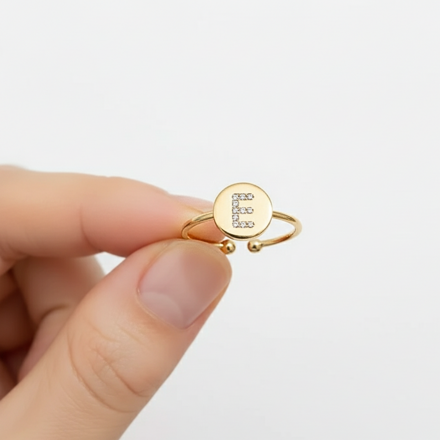 Anel Ajustável com Inicial "Brilho Dourado"