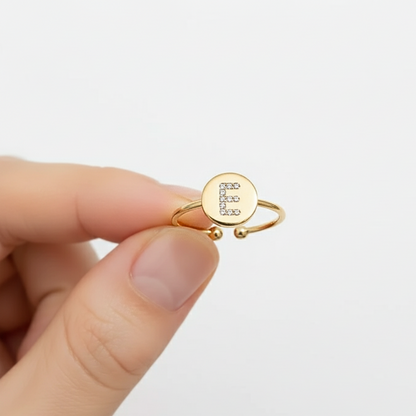 Anel Ajustável com Inicial "Brilho Dourado"
